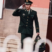 他从火光中走来