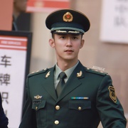 他从火光中走来