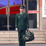 他从火光中走来
