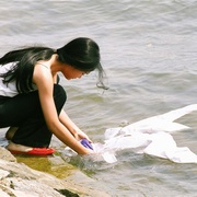 穿白丝绸的女人 The white silk dress